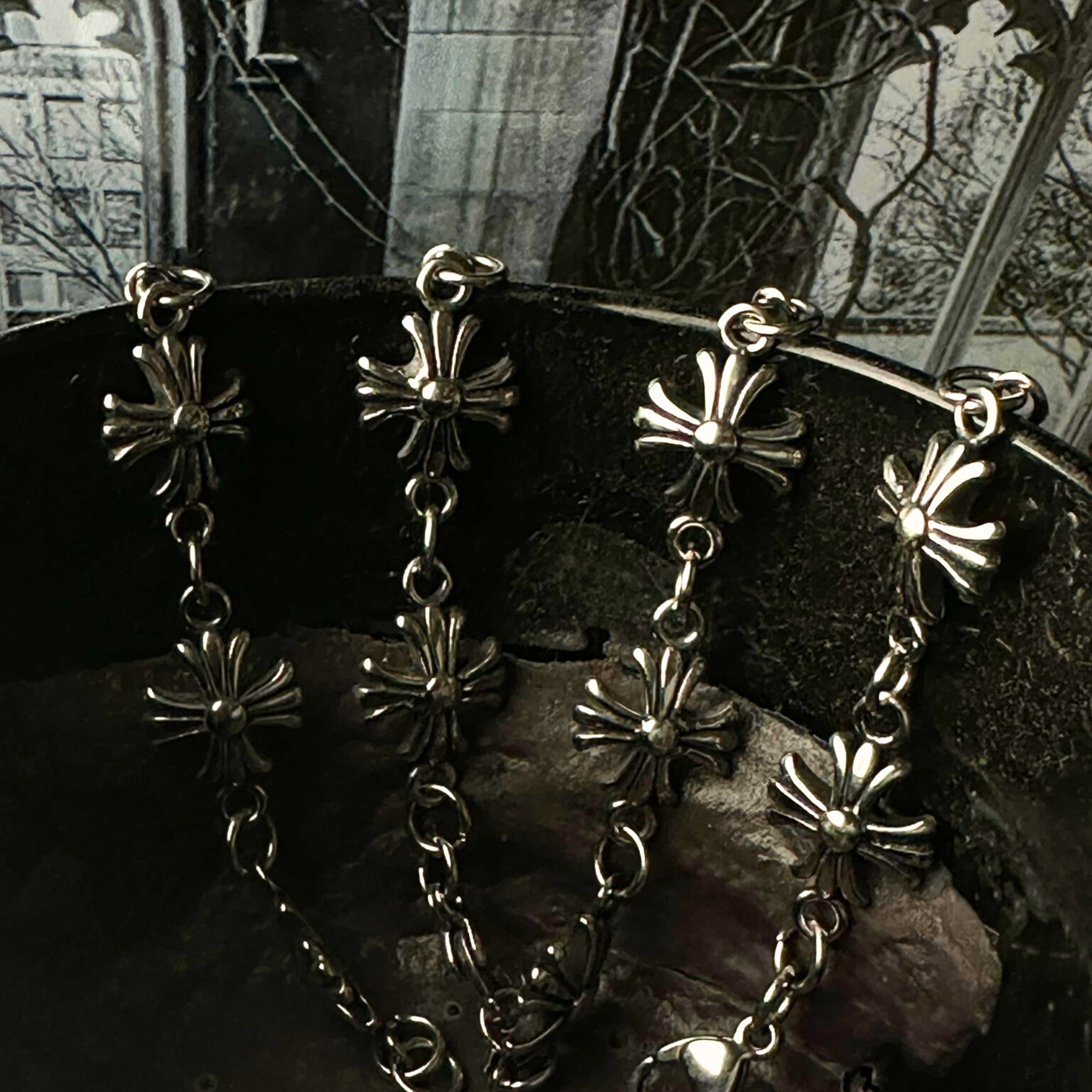 Varias pulseras de acero inoxidable 'Follow Bracelet' con diseño de cruces en relieve, de la marca Follow God, exhibidas en una superficie oscura