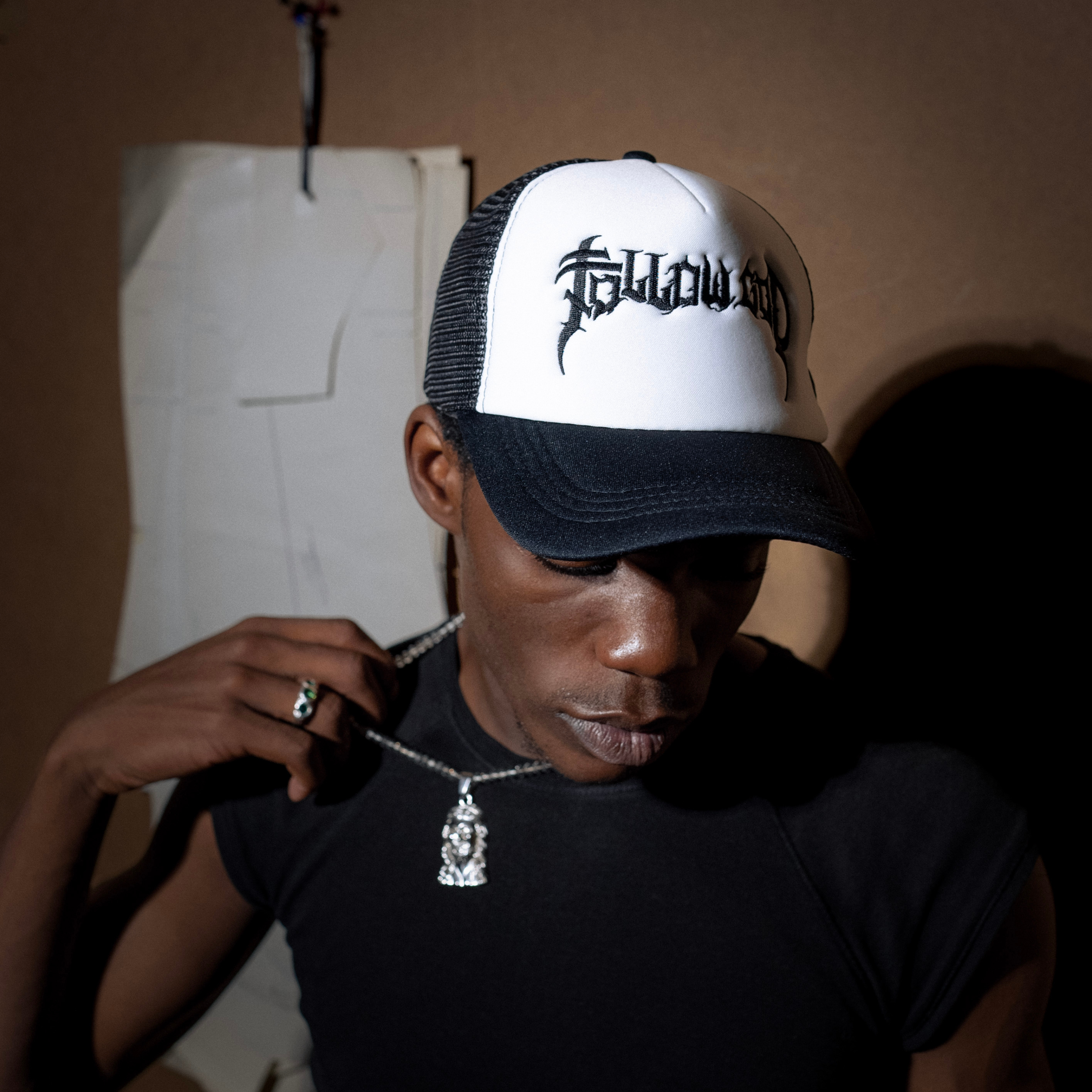 Gorra camionero, Follow God negra