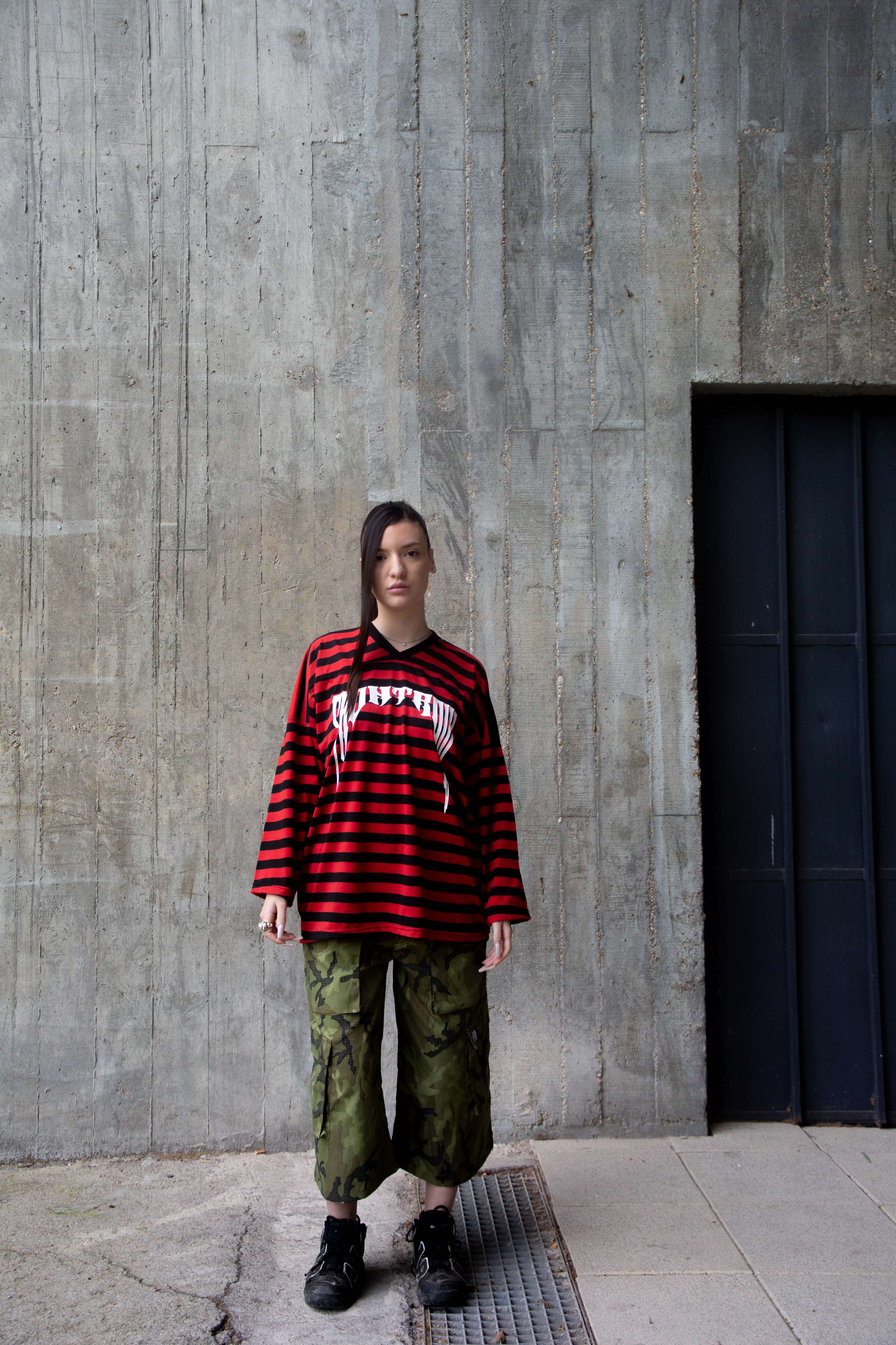 TILTED STRIPES HOCKEY LOGO TEE RED/BLACK | FrontRowEU