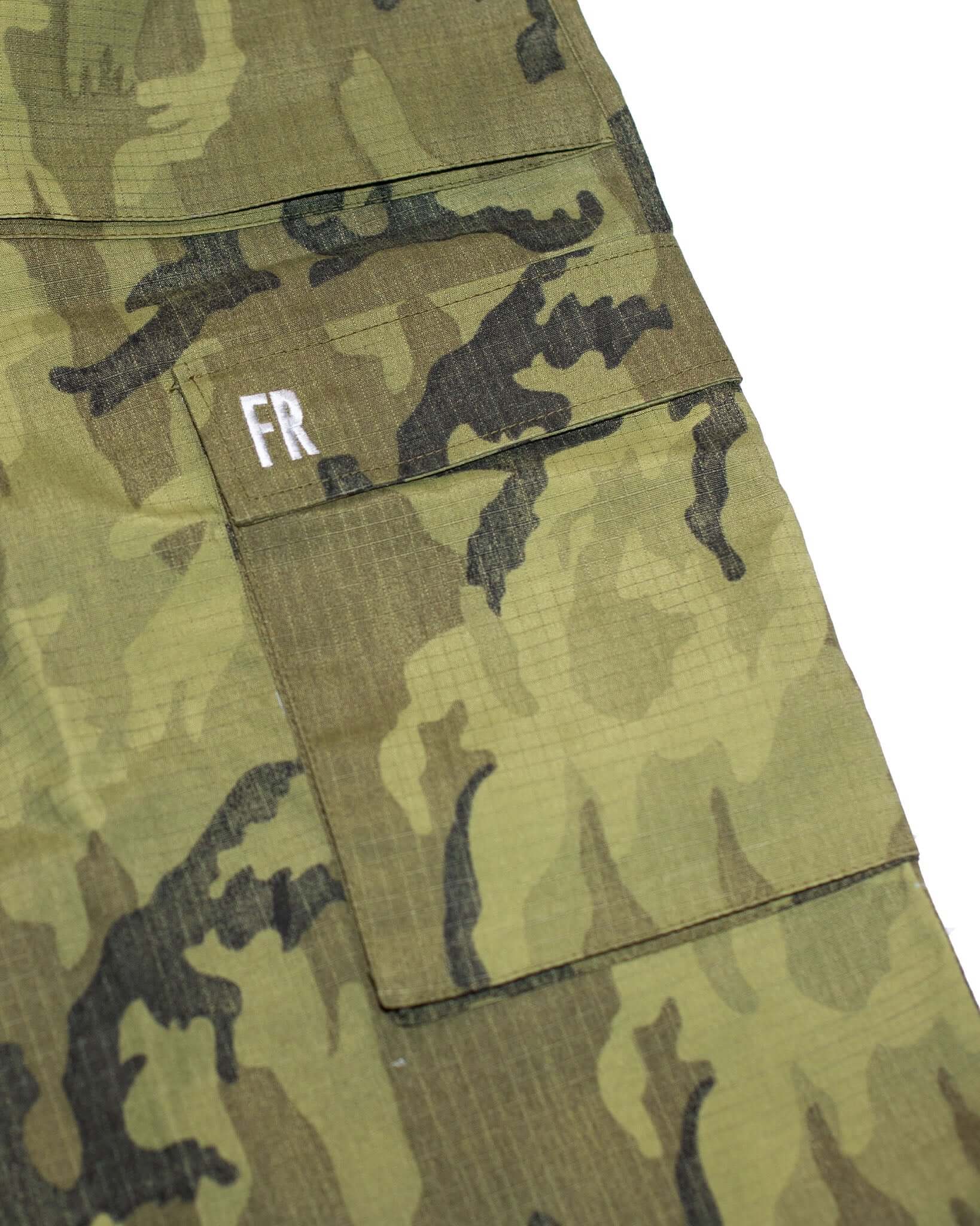 MULTIPOCKET EXTRA WIDE CARGO SHORTS GREEN | FrontRowEU