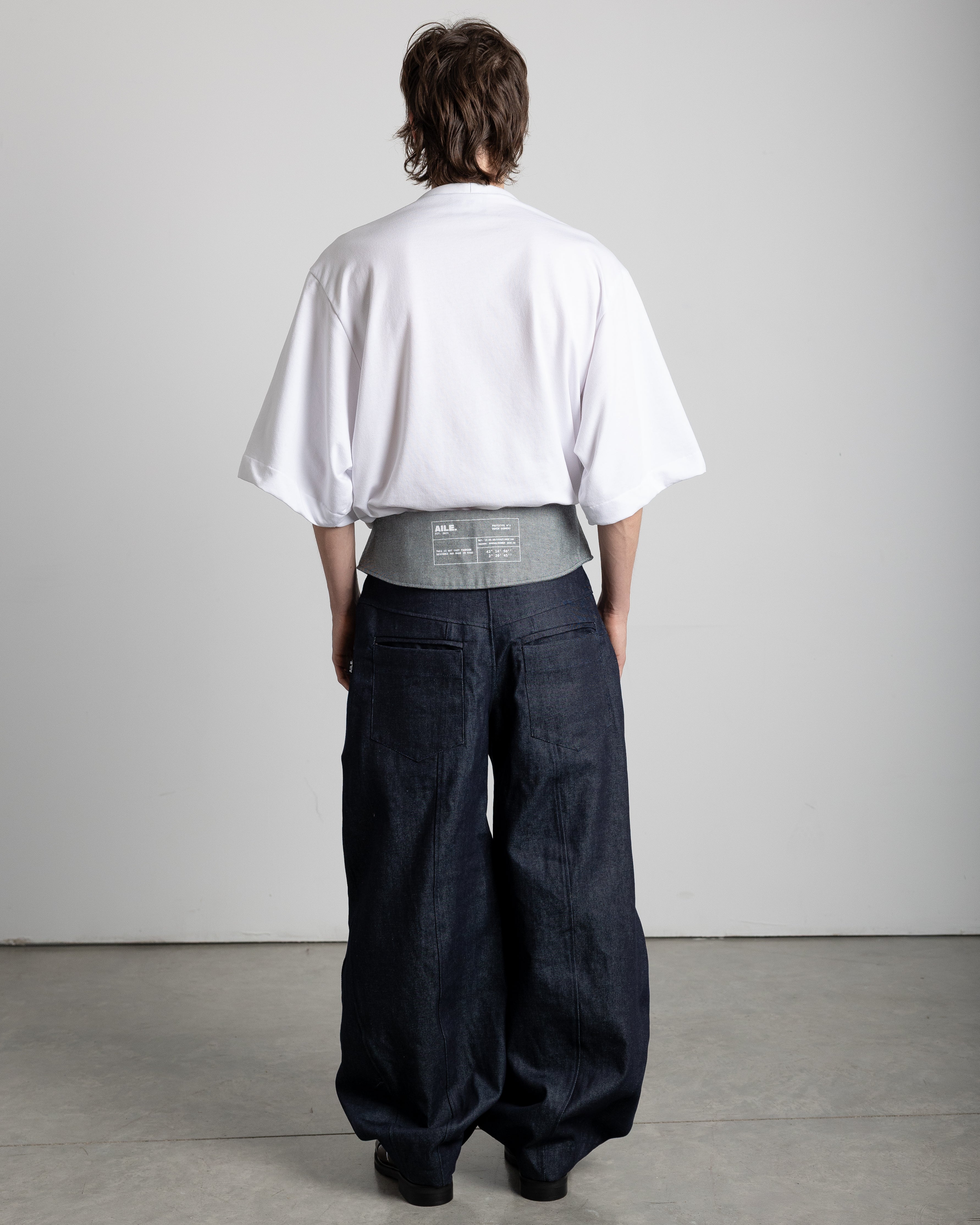 Balloon-style pants with a folded waistband and a 5-panel construction. Standard front pocket, double-layered back pocket, and hidden pocket. High-quality white screen print on the back of the pants.AILE