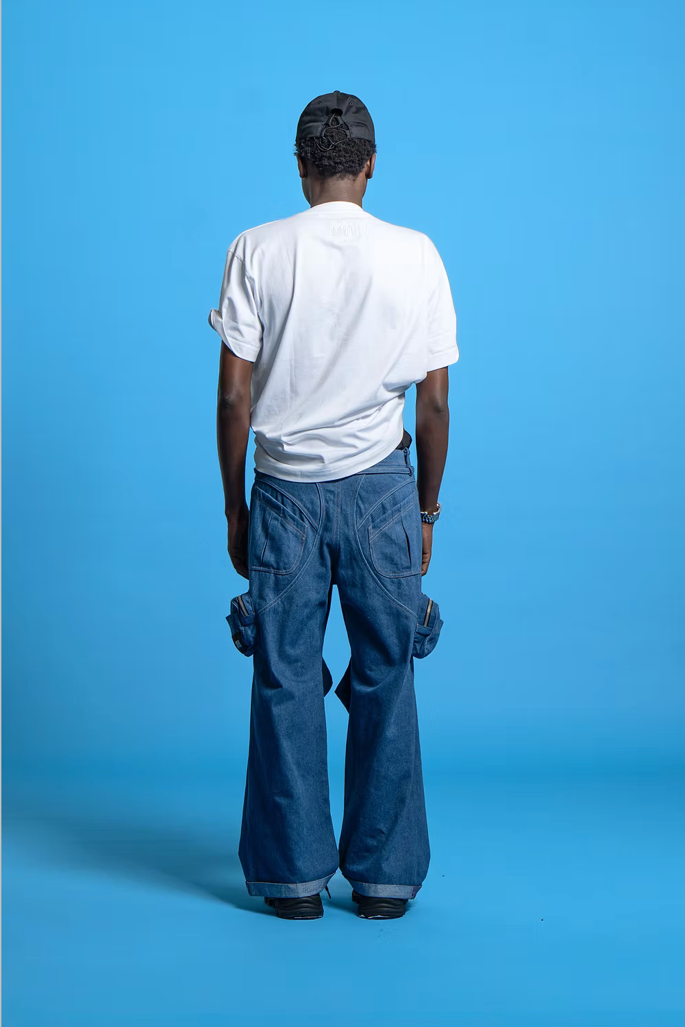BUTTONS TEE
