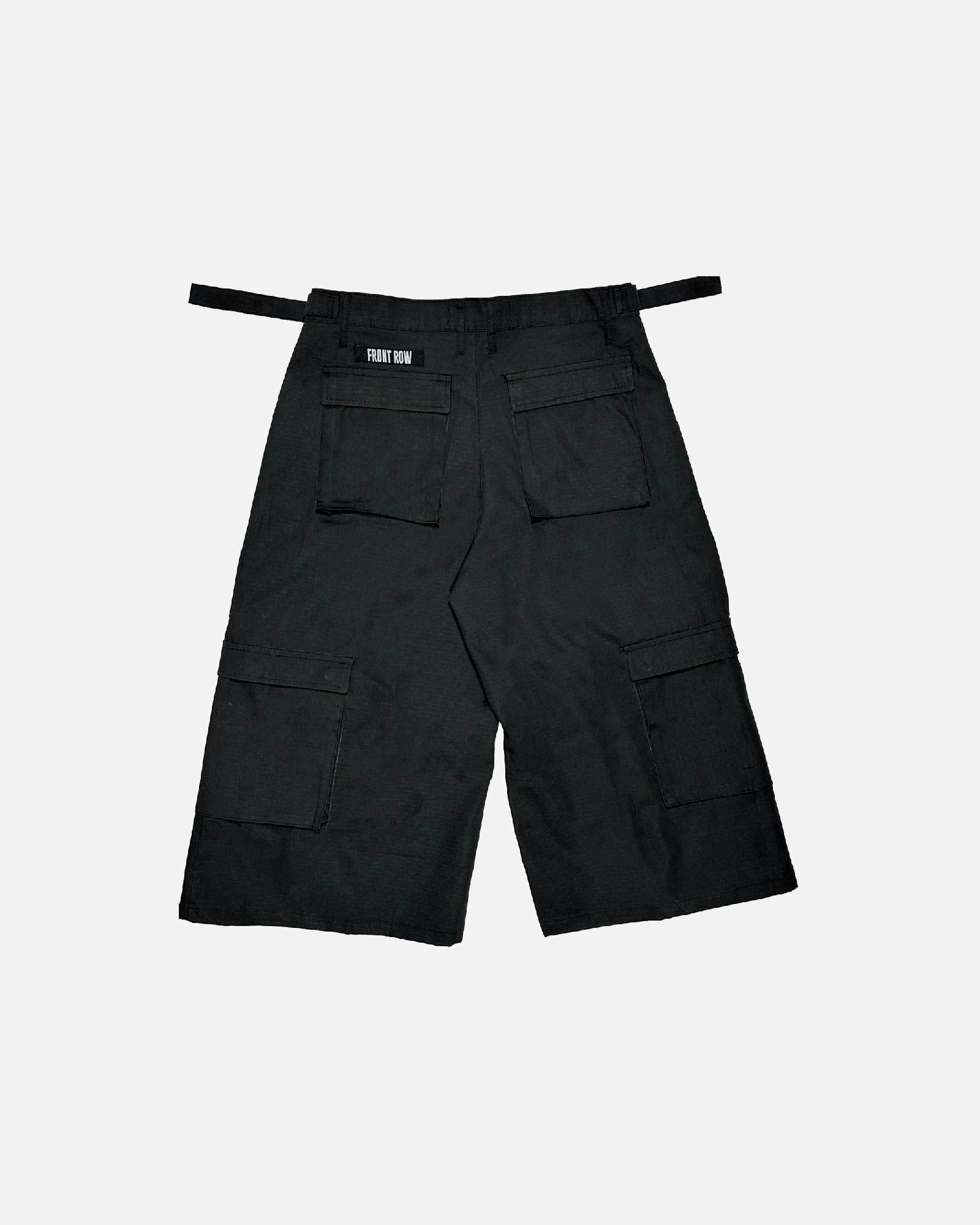 Pantalón cargo negro oversize de ripstop, corte tres cuartos unisex, bolsillos laterales grandes y cinturón ajustable, estilo streetwear/techwear resistente y cómodo.